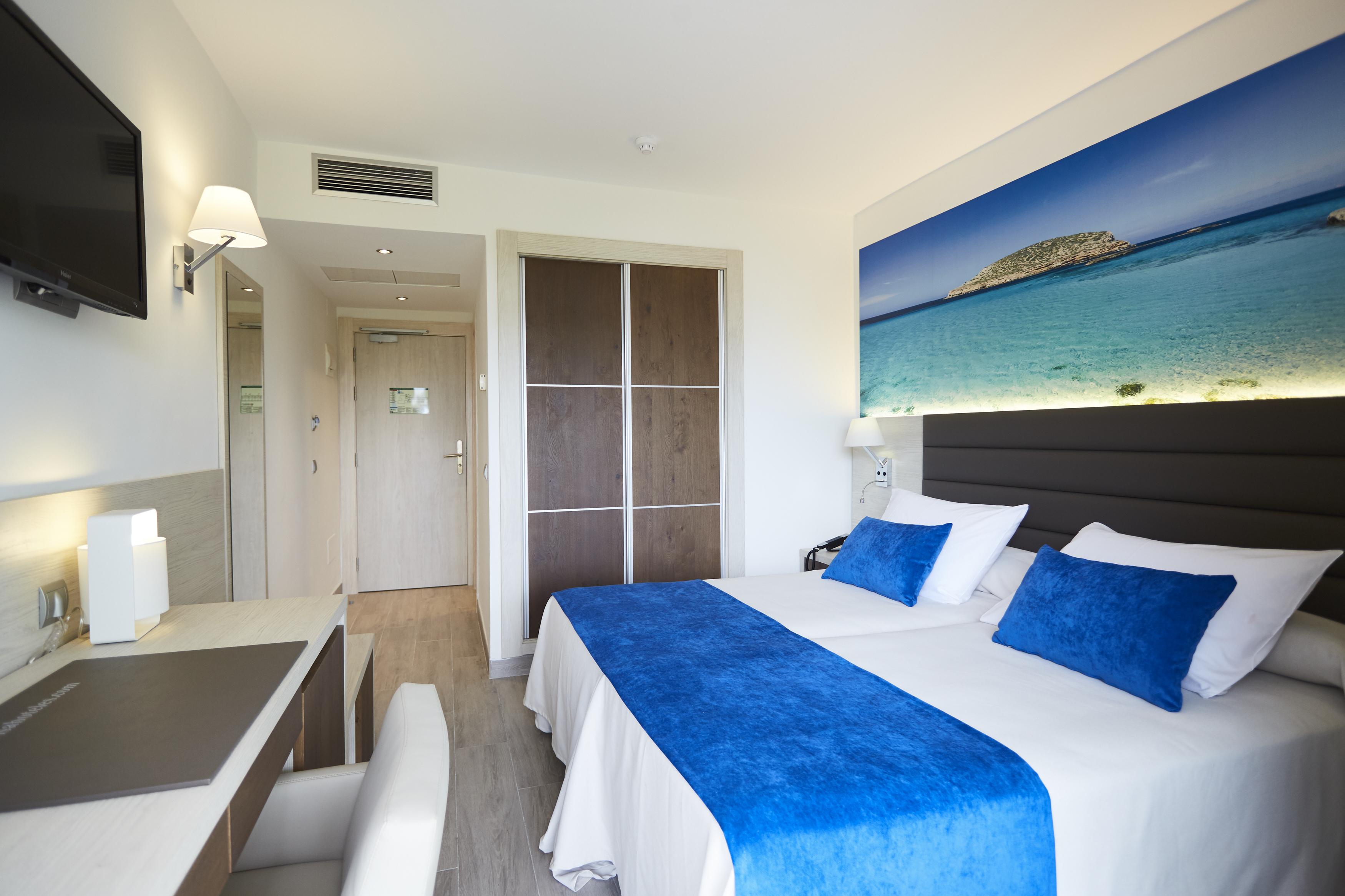 Invisa Hotel Club Cala Blanca Es Figueral Exterior photo