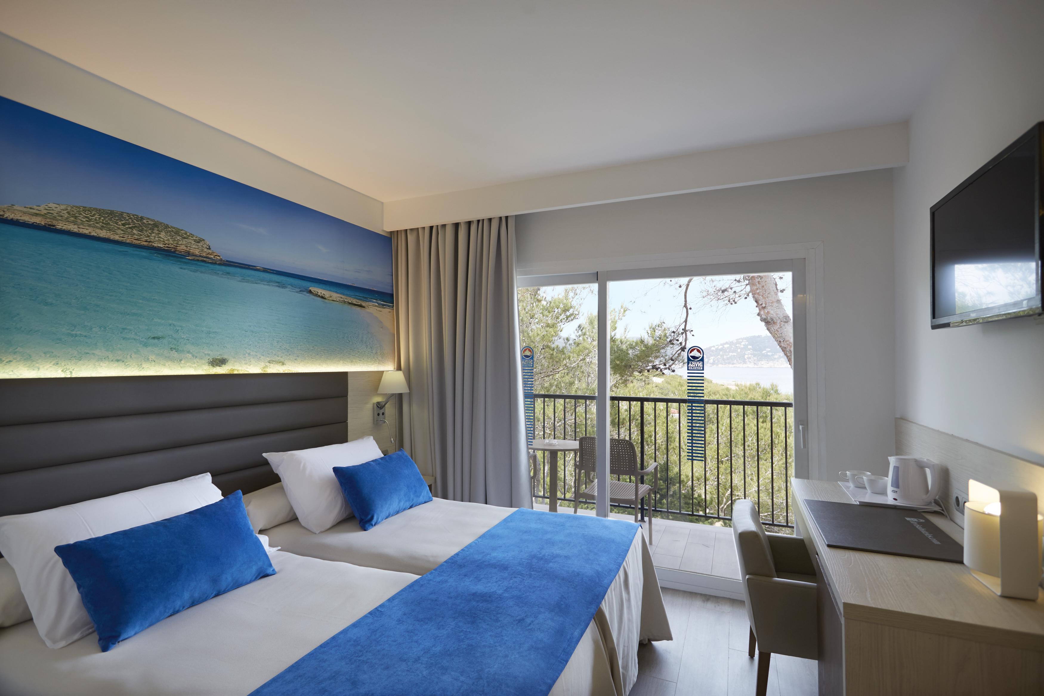 Invisa Hotel Club Cala Blanca Es Figueral Exterior photo