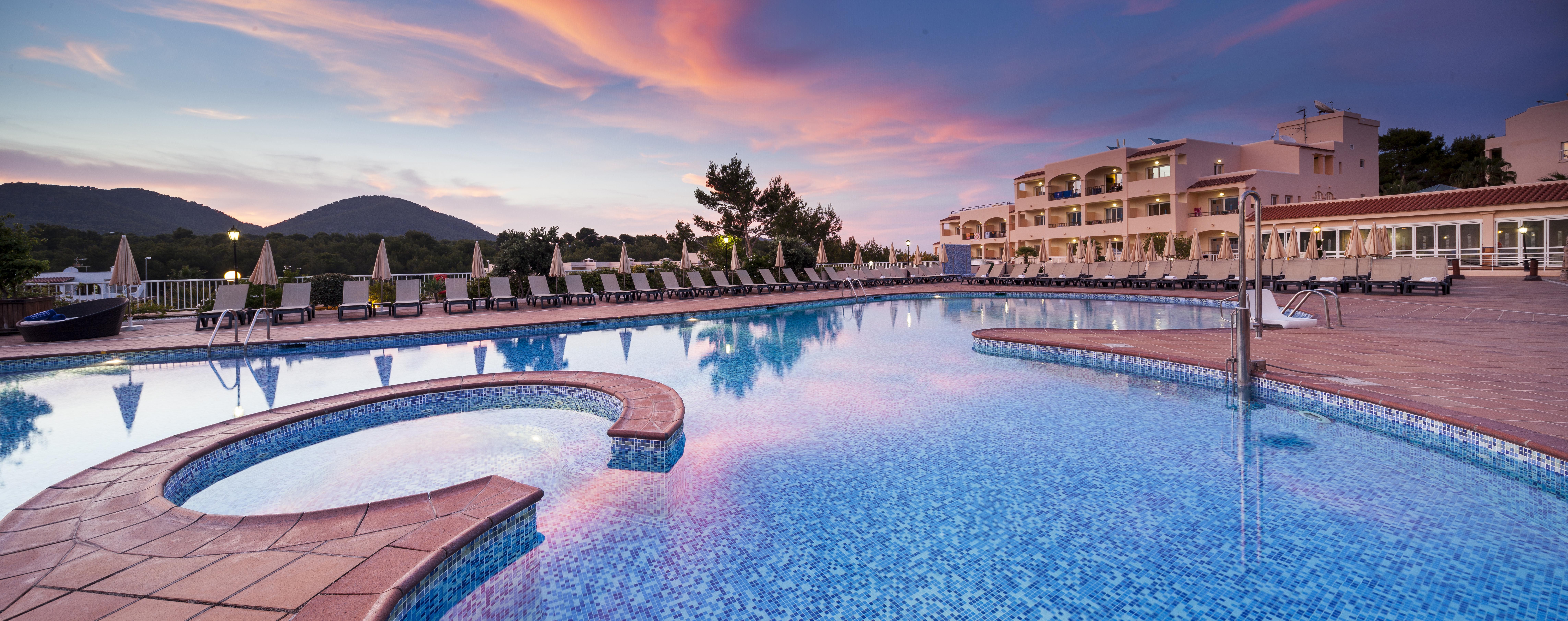 Invisa Hotel Club Cala Blanca Es Figueral Exterior photo